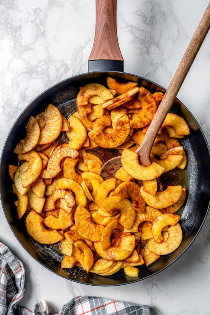 Cooking apples in skillet