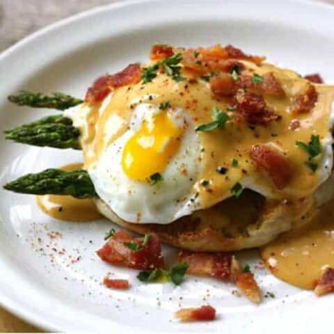 eggs benedict with hollandaise sauce