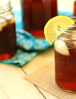 mason jars of iced tea with slices of lemon