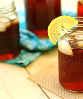 mason jars of iced tea with slices of lemon