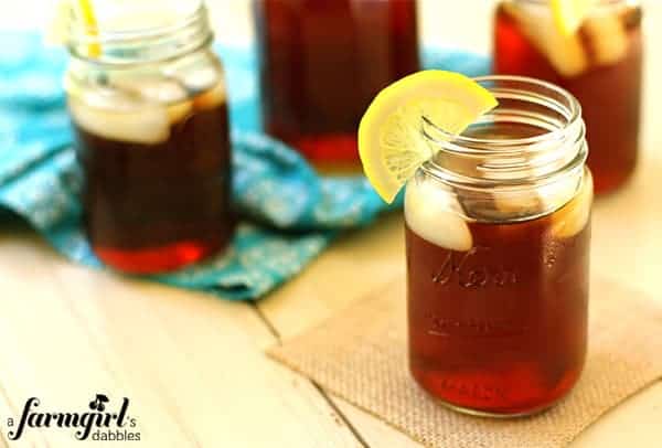 mason jars of iced tea with slices of lemon