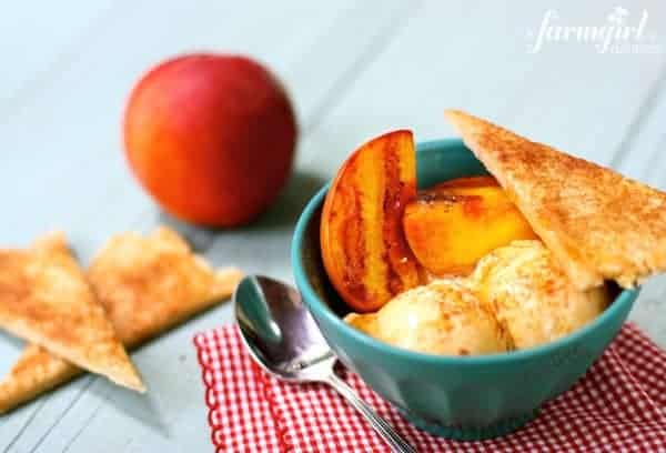 a bowl with grilled peaches, ice cream, and cinnamon pie crust