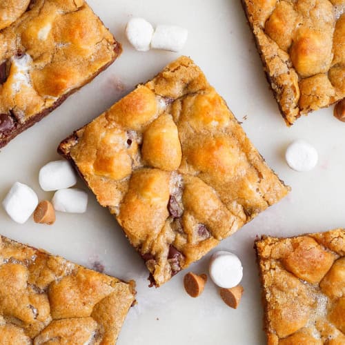 Overhead view of 5 disappearing marshmallow brownies with butterscotch chips and marshmallows