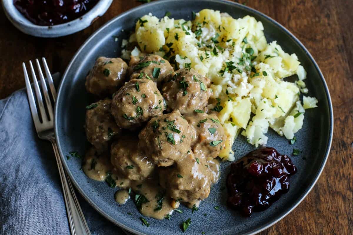 meatballs with gravy and potatoes