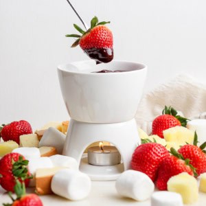 Strawberry dipped into chocolate fondue