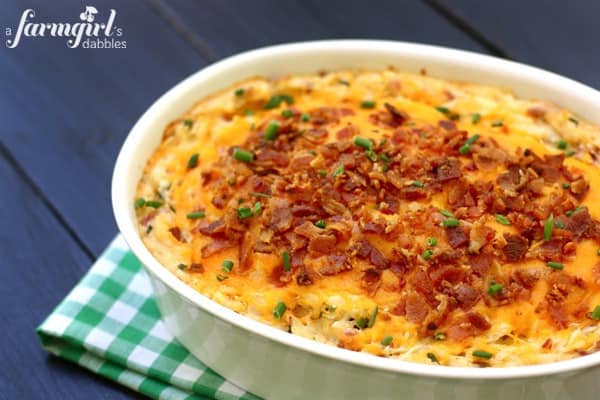 a dish of mashed potatoes with cheese and bacon