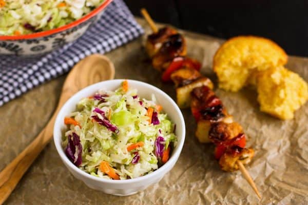 coleslaw salade, kip kebab, en maïsbroodmuffin