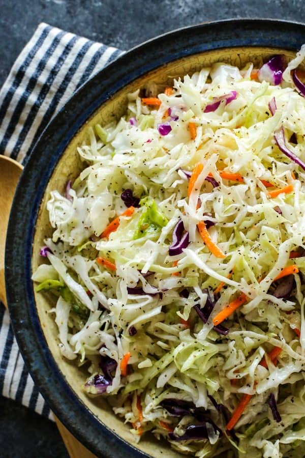 een aardewerk schaal met koolsalade