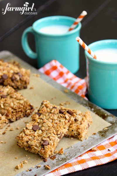 Granola bars with two mugs of milk