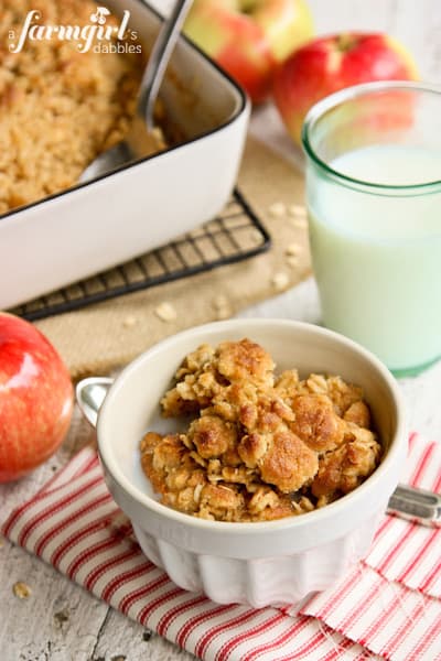 Overnight Baked Apple Oatmeal with Crunchy Brown Sugar Streusel - www.afarmgirlsdabbles.com