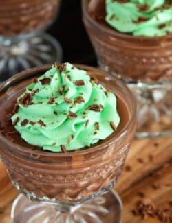 chocolate pudding cups with mint cream
