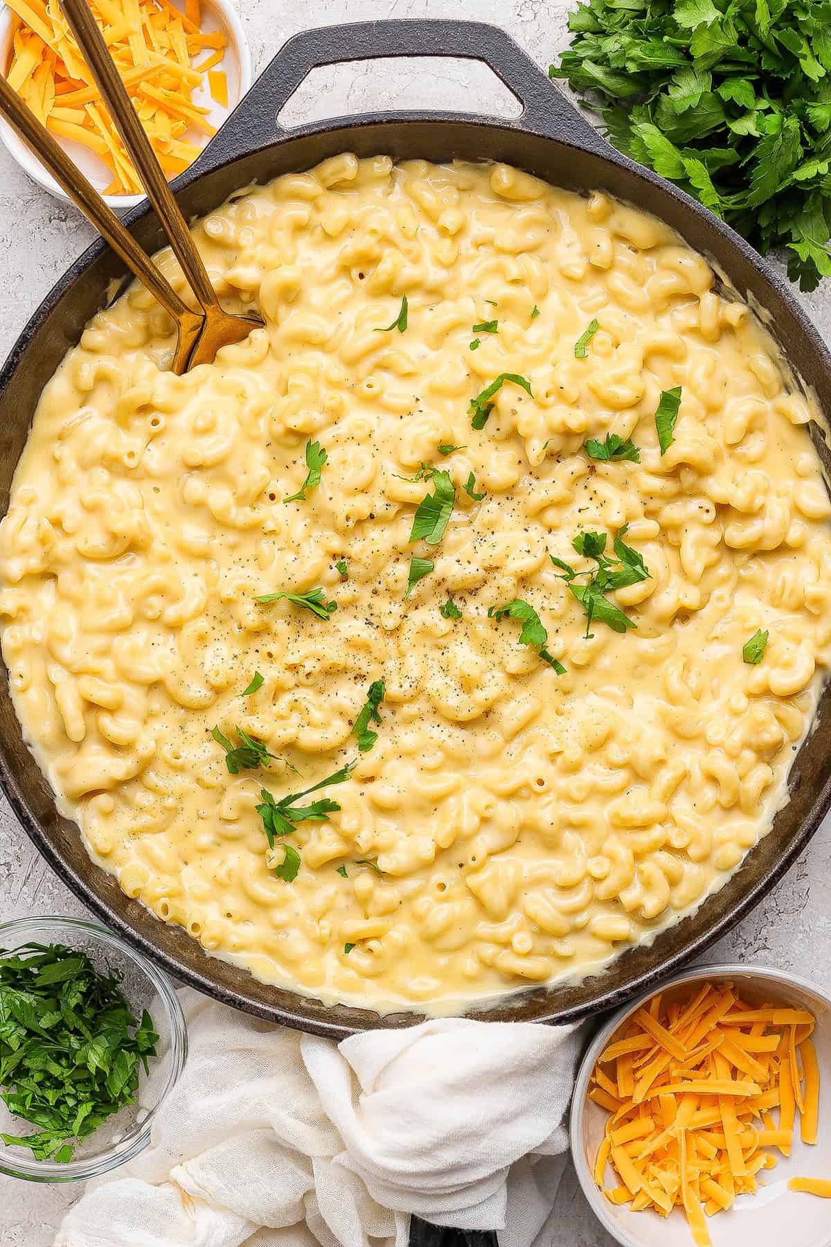 This homemade stovetop macaroni and cheese recipe is perfect for a weeknight! Ultra creamy, rich, and much quicker than the baked version. Cast iron skillet with macaroni and cheese.