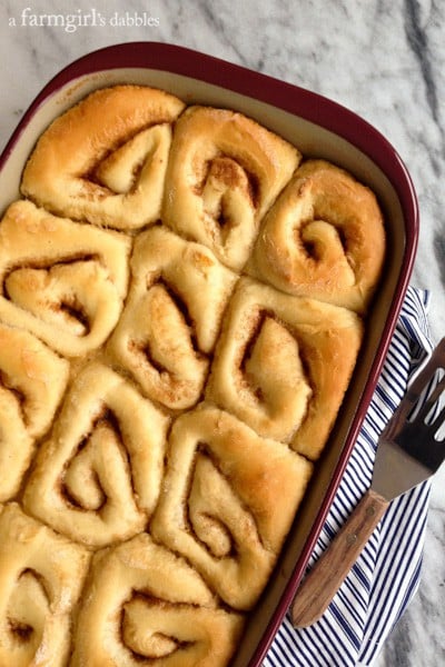 a pan of baked rolls without caramel sauce