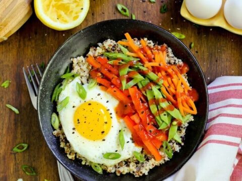 Lemon Quinoa And Egg Bowls With Veggies And Sriracha A Farmgirl S Dabbles