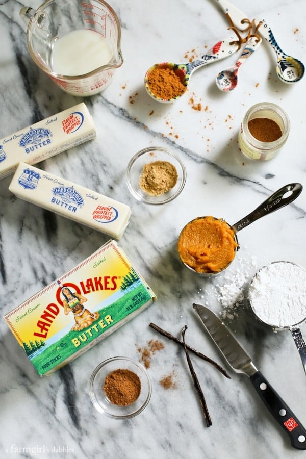 Fluffy Whipped Pumpkin Pie Spiced Butter from afarmgirlsdabbles.com #kitchenconvo