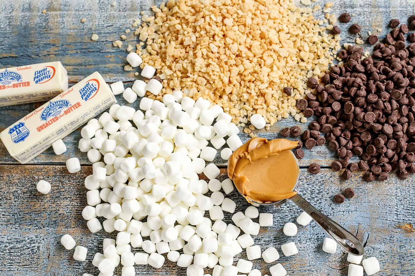 The ingredients needed for extra-marshmallow chocolate peanut butter rice krispies bars