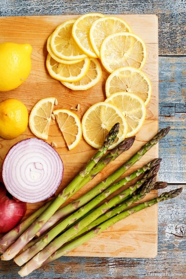 sliced lemons, red onions, and asparagus