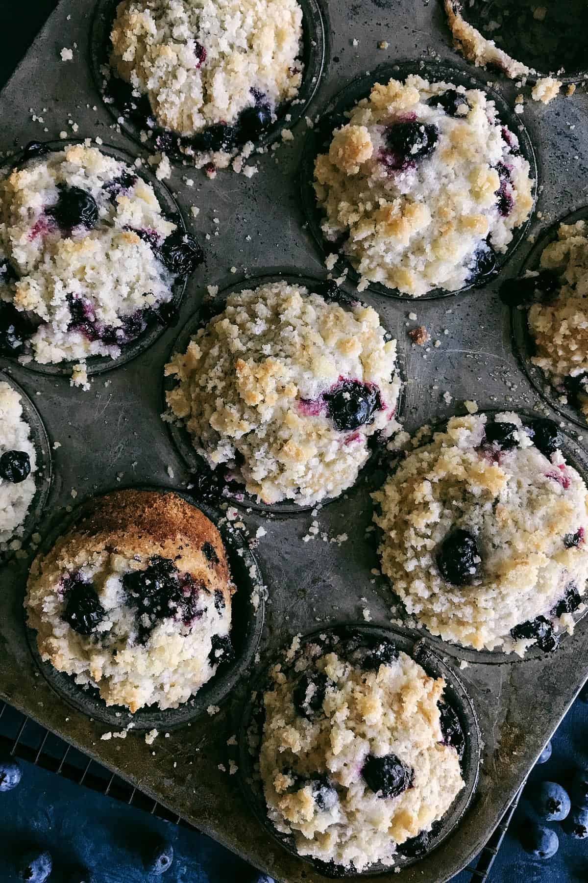 Blueberry Muffins with Crumb Topping a farmgirl's dabbles