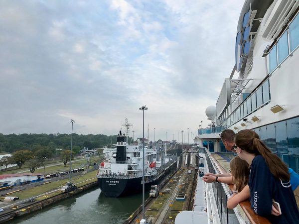 a ship going through the panama canal