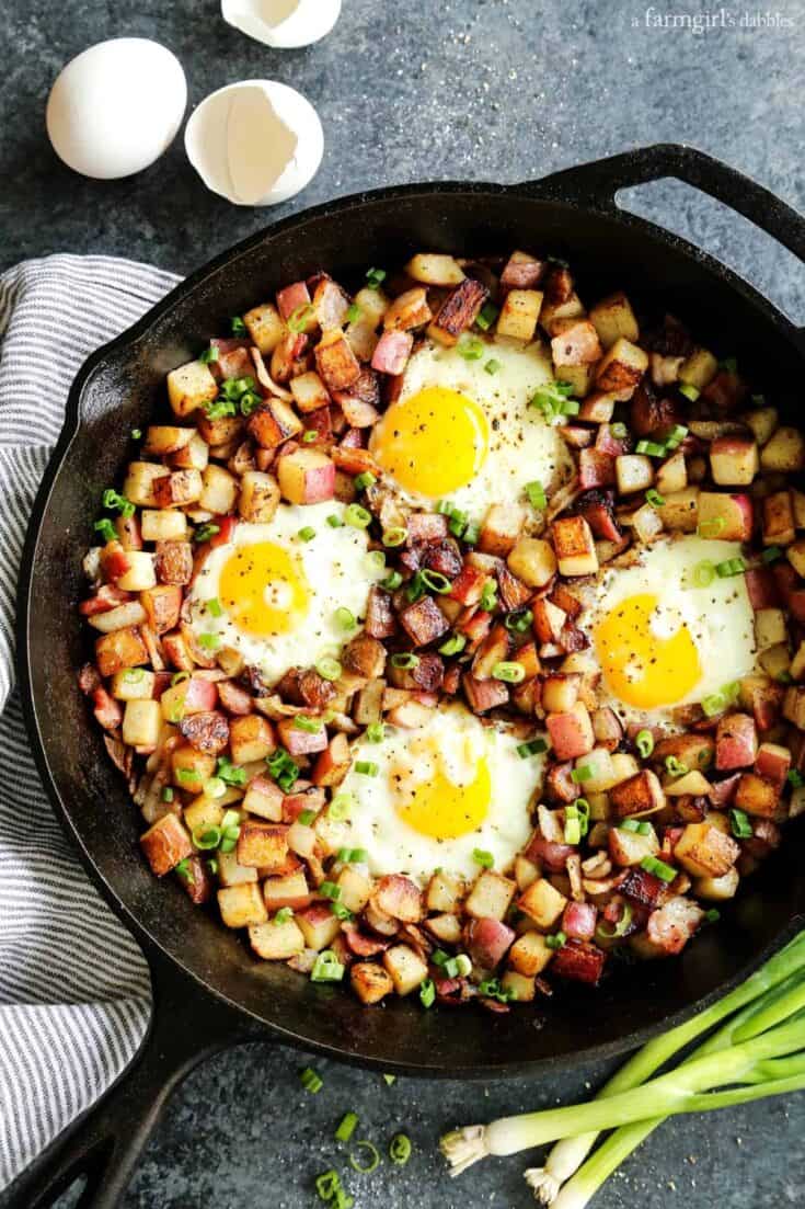 Breakfast Skillet With Bacon, Eggs & Crispy Potatoes