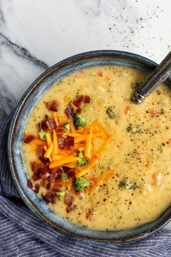 Succo di broccoli al cheddar, con verdure e pezzetti di pancetta in cima
