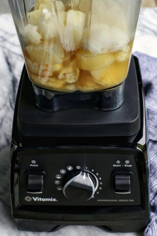 Miscelatore Vitamix pieno di patate e cavolfiore