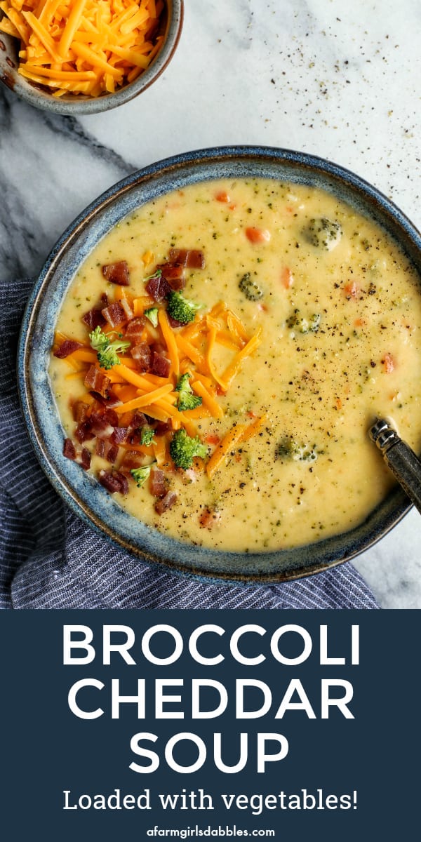 immagine di Pinterest di una ciotola blu con zuppa di broccoli al cheddar carica di verdure