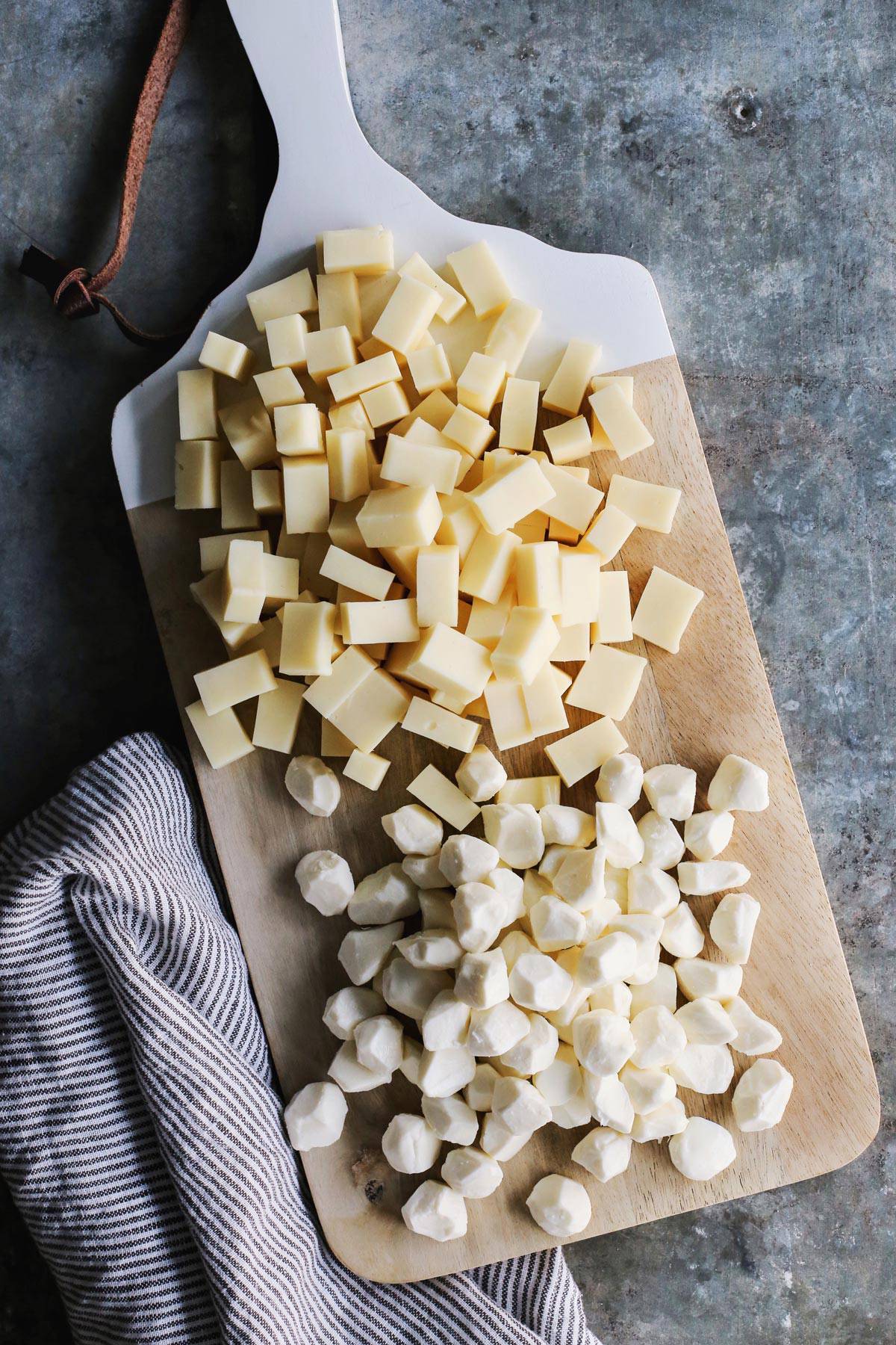 two kinds of mozzarella cheeses