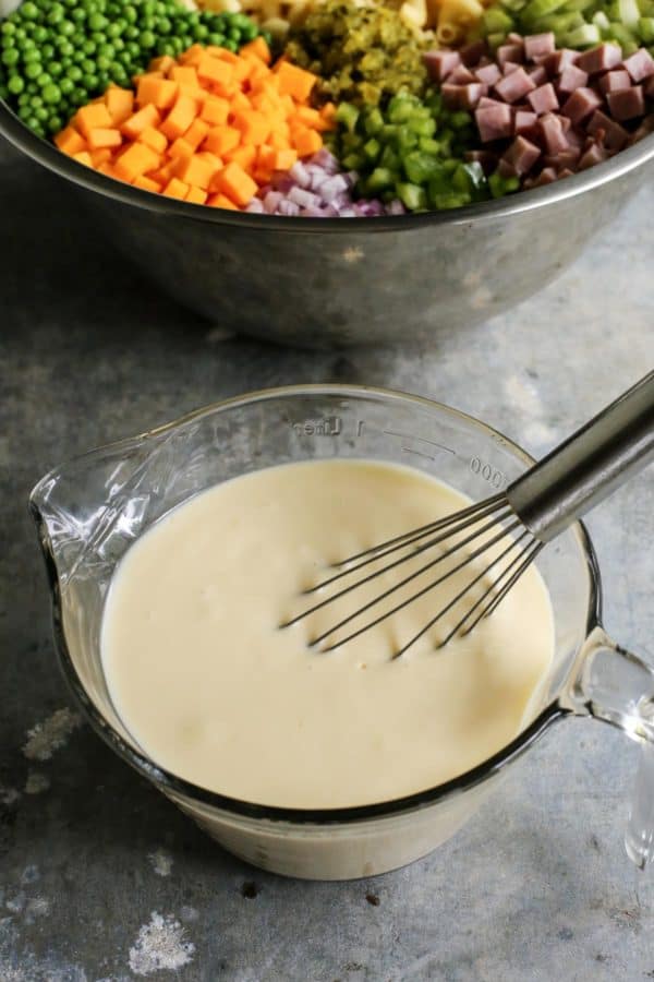 Spritziges, cremiges Dressing für Makkaroni-Salat
