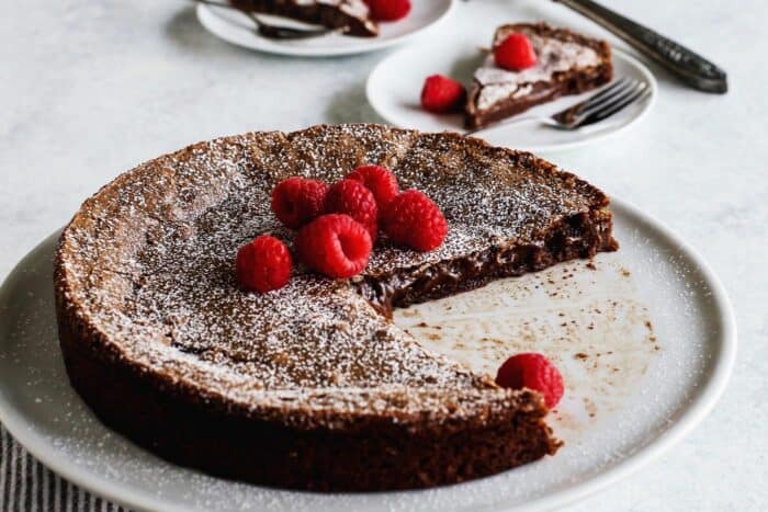 gâteau au chocolat acidulé avec des framboises