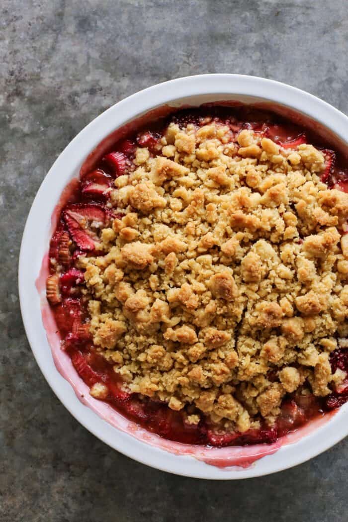 strawberry rhubarb crumble in a white pie plate