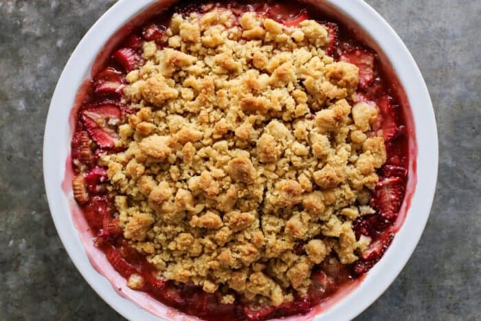 strawberry rhubarb filling plus a crunchy, buttery crumble in a white pie plate