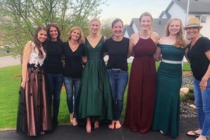 prom girls and their moms/dinner hostesses