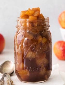 jar of easy applesauce recipe