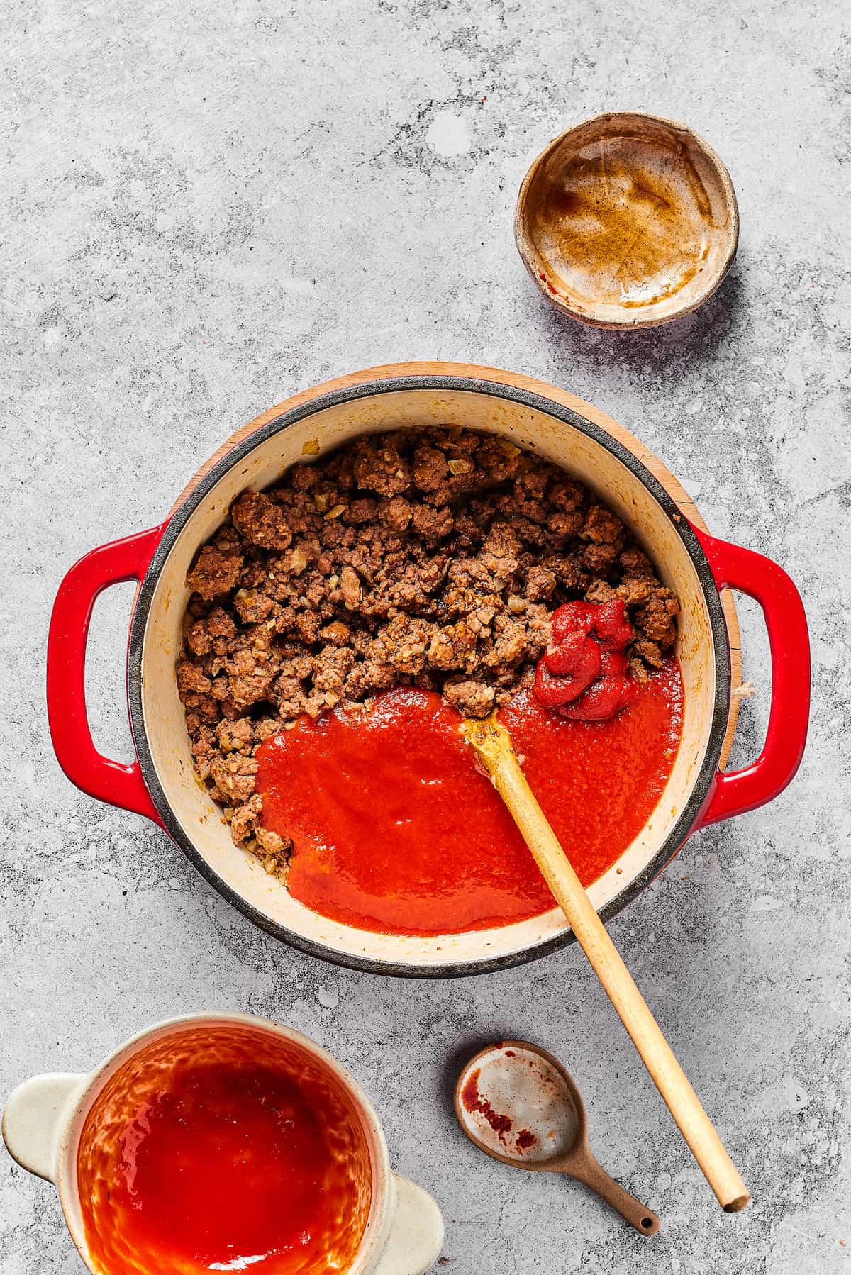 Cooked ground beef with tomato sauce