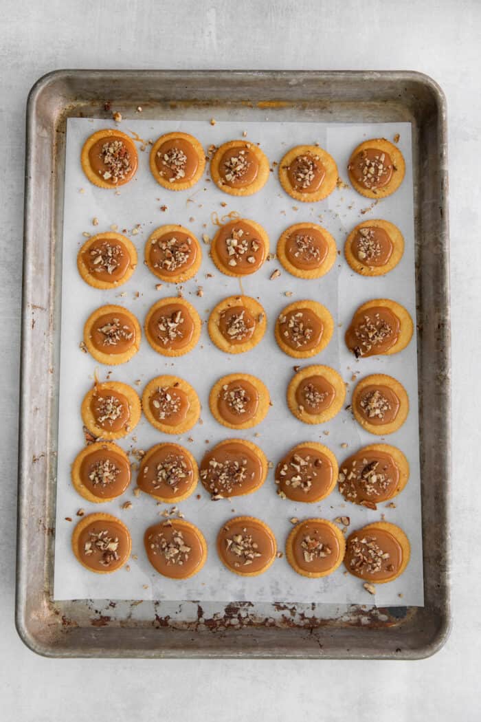 Ritz Turtles (Ritz Cracker Caramel Cookies) l A Farmgirl's Dabbles