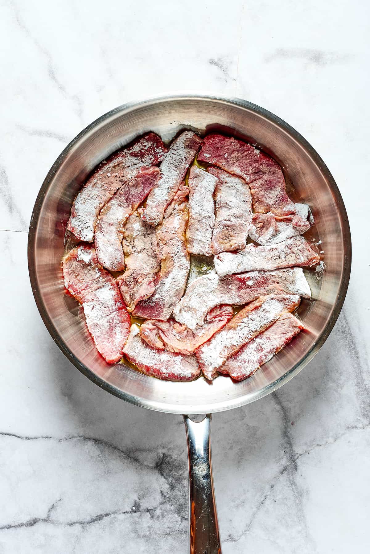 Slices of beef coated in cornstarch