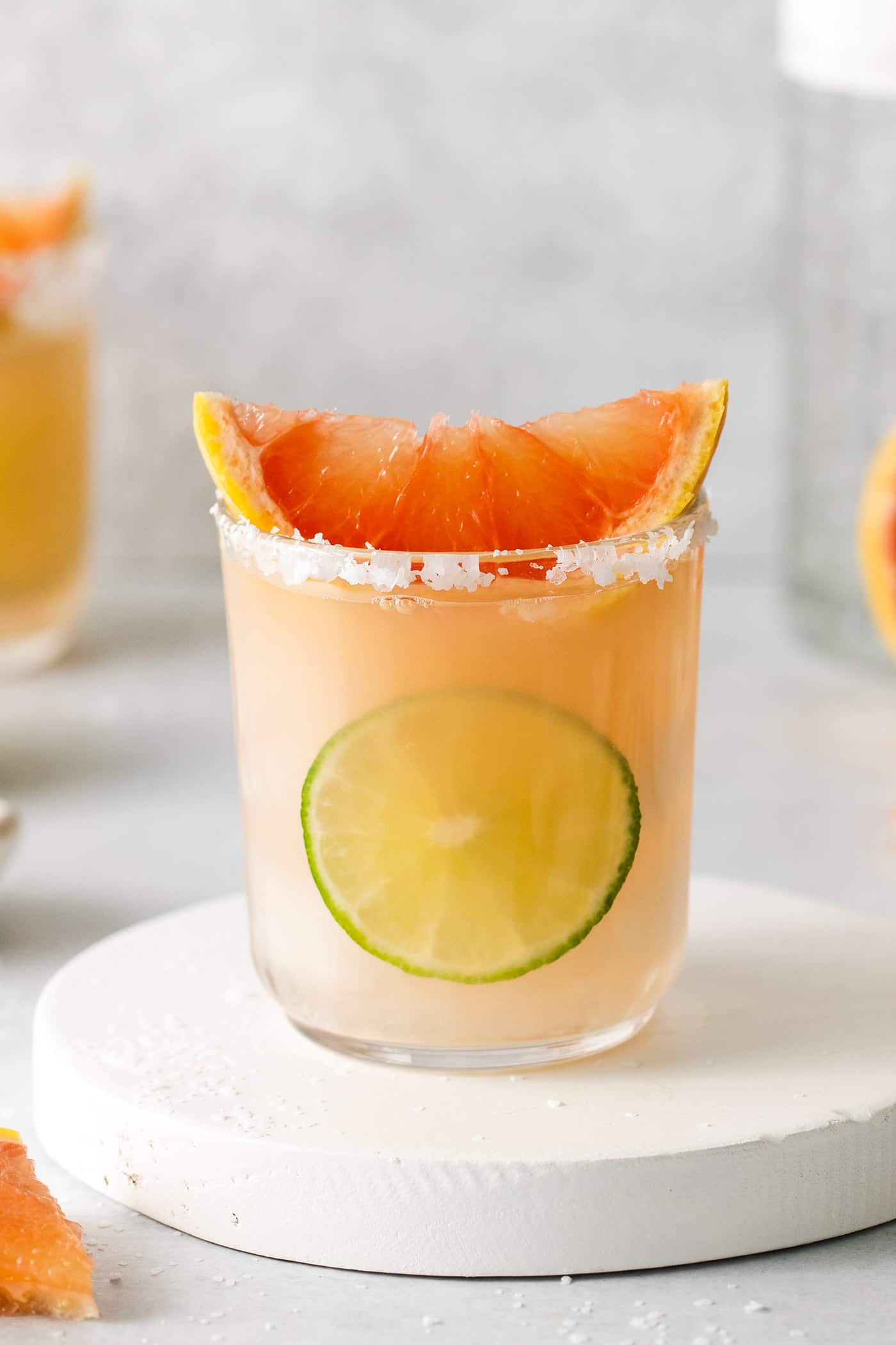 A salty dog cocktail topped with a slice of grapefruit