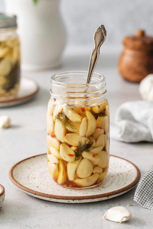 Quick & Easy Pickled Garlic l A Farmgirl's Dabbles