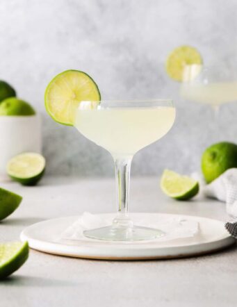 A classic daiquiri cocktail garnished with a lime