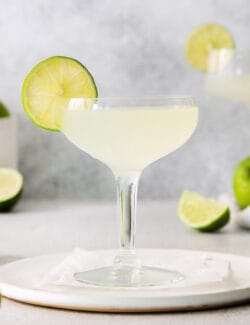 A classic daiquiri garnished with a lime