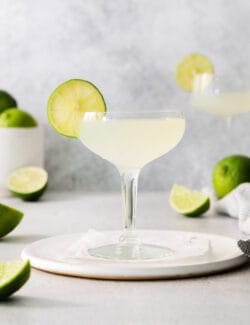 A classic daiquiri cocktail garnished with a lime