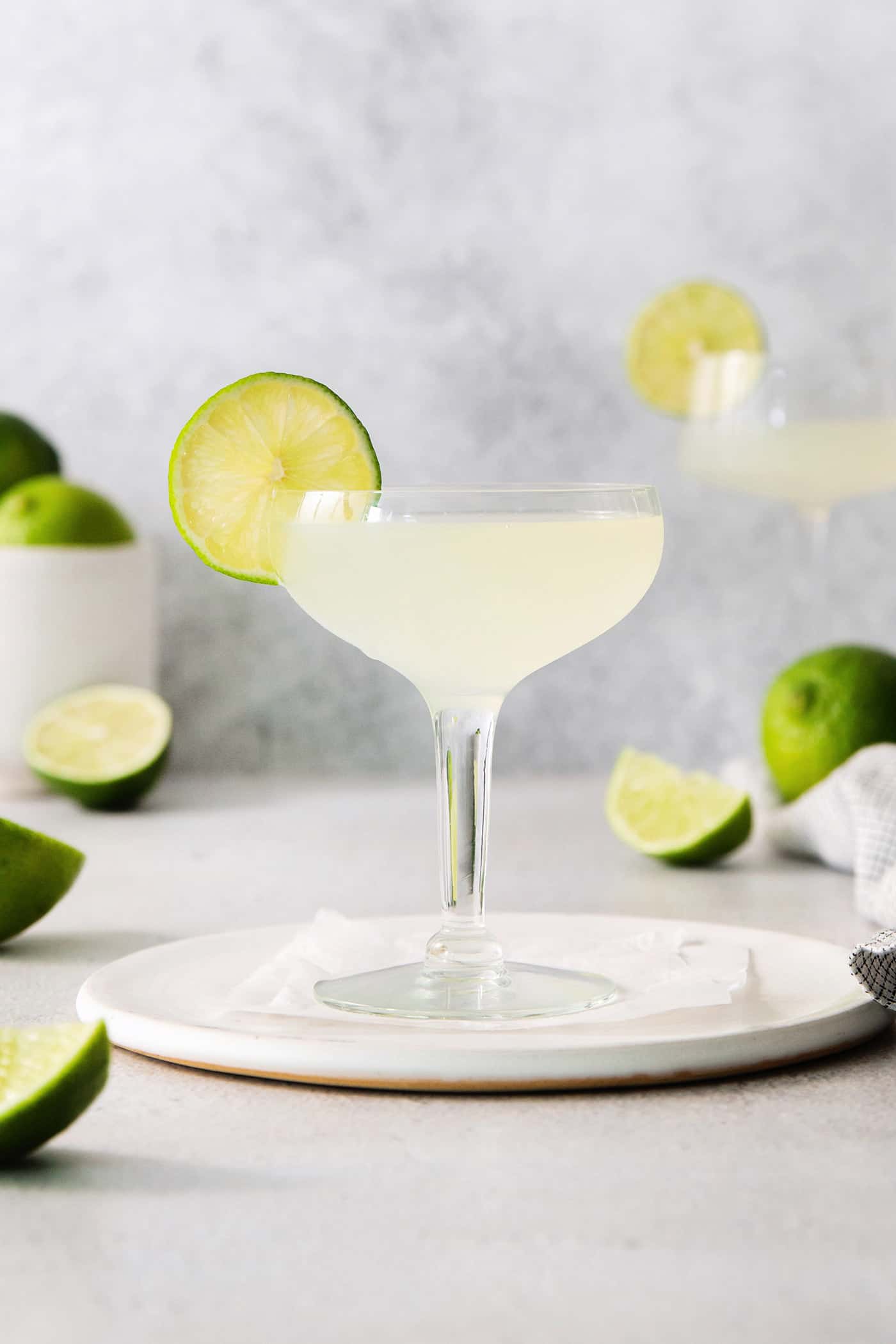 A classic daiquiri cocktail garnished with a lime