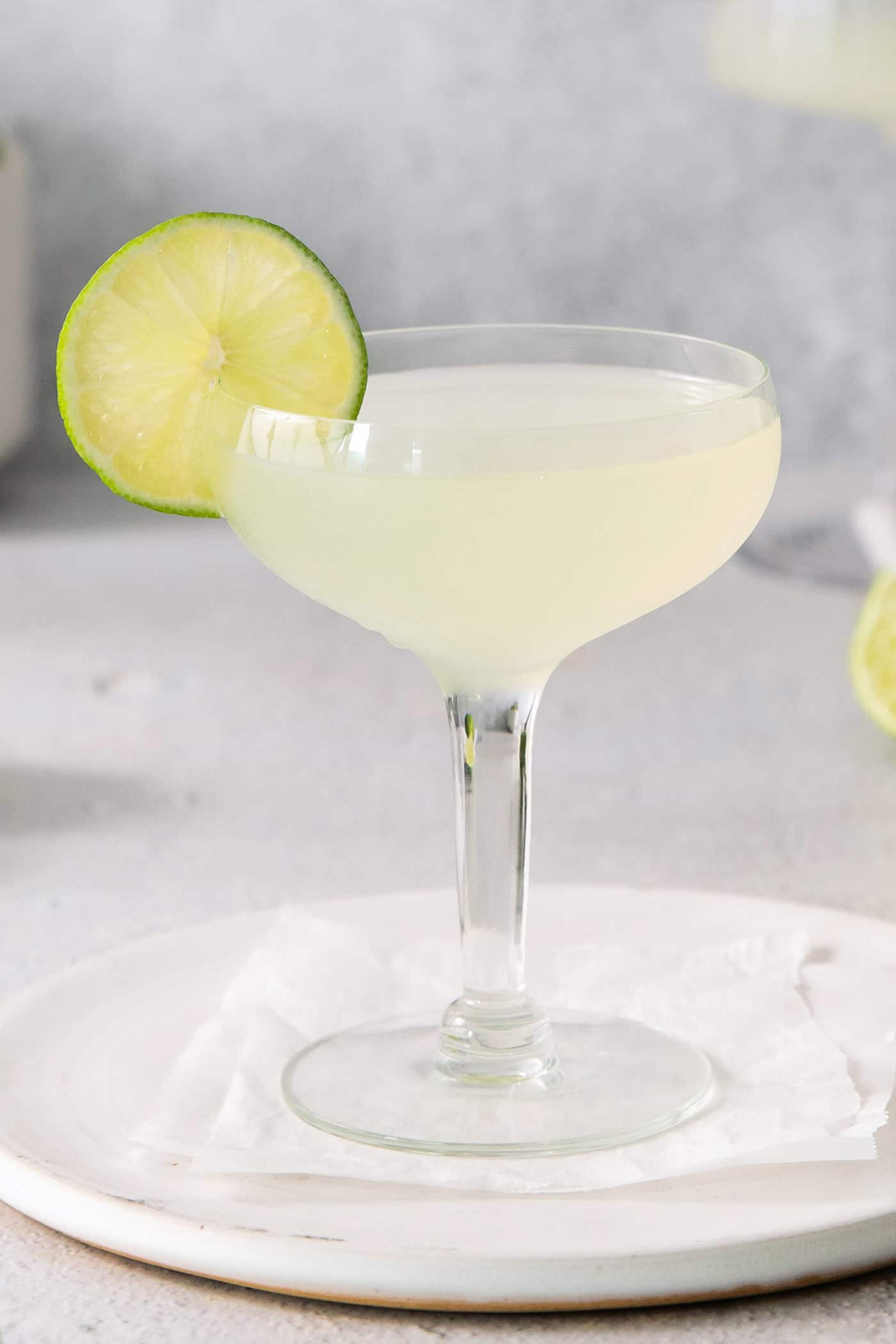 A lime daiquiri garnished with a lime slice