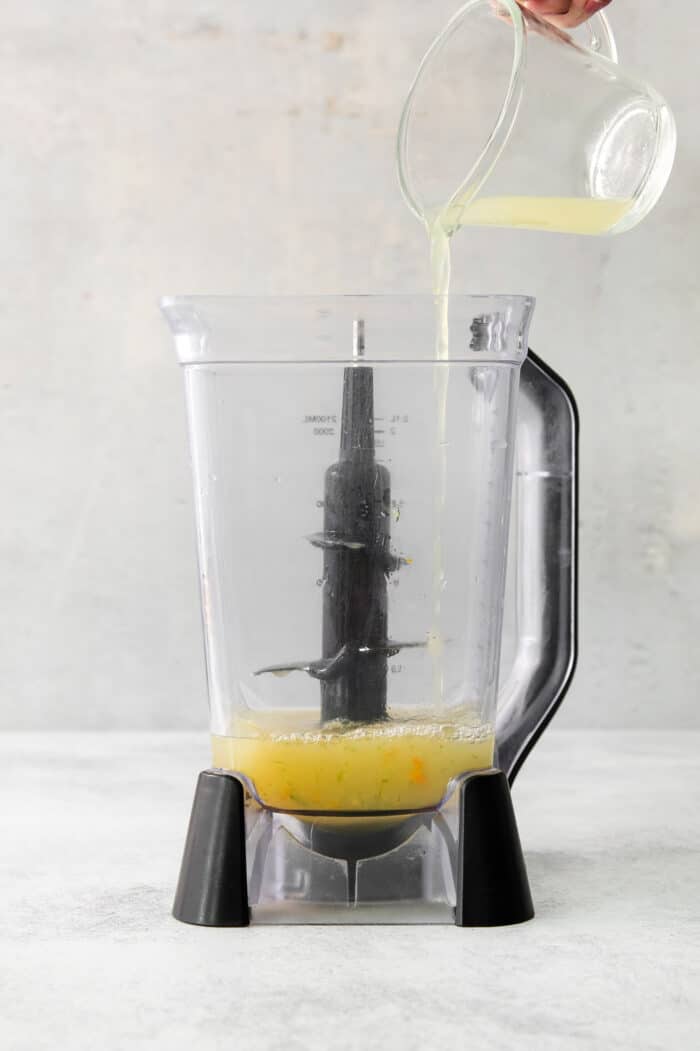 Lemon juice is poured into a blemder.