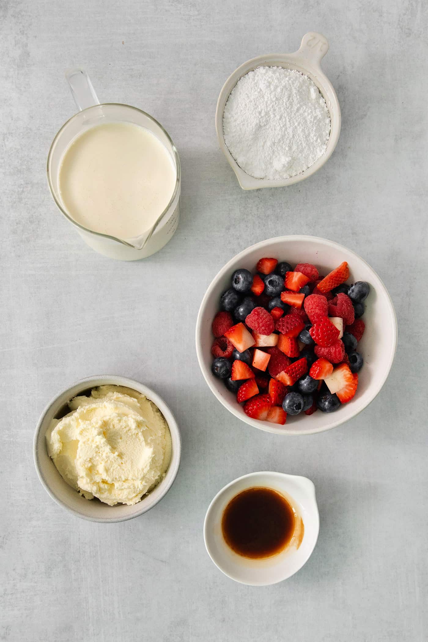 Ingredients for Chantilly cake filling: berries, vanilla, cream, mascarpone cheese.