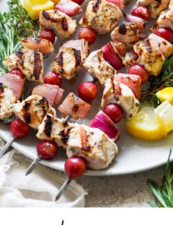 Pinterest image for chicken kabobs with grapes