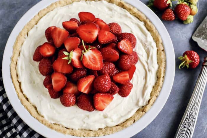 strawberry cream cheese pie in a white pie plate