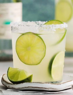 Pinterest image for how to make a classic margarita cocktail